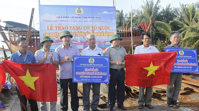 1.000 lá cờ tổ quốc tặng nghiệp đoàn nghề cá