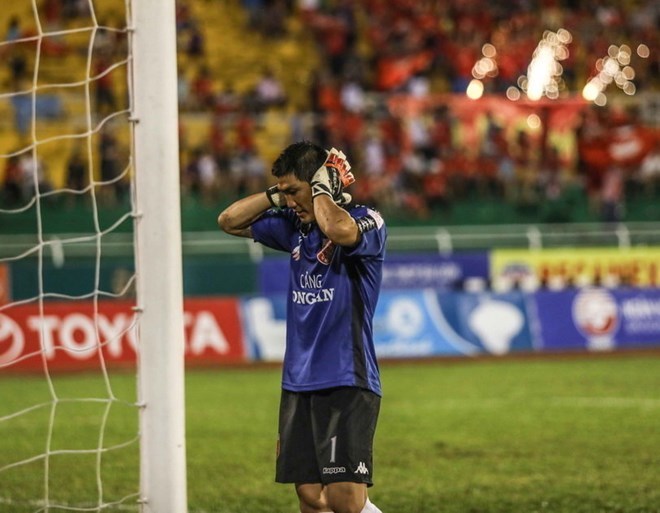 VFF quyết định giảm án cho thủ môn quay lưng bắt penalty
