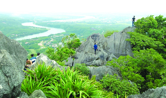 Ngày xuân lên núi Thần Đinh