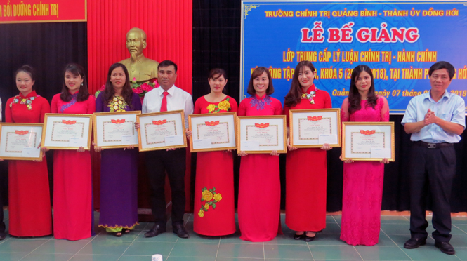 Bế giảng lớp Trung cấp lý luận Chính trị-Hành chính, hệ không tập trung, khóa 5 (2017-2018)