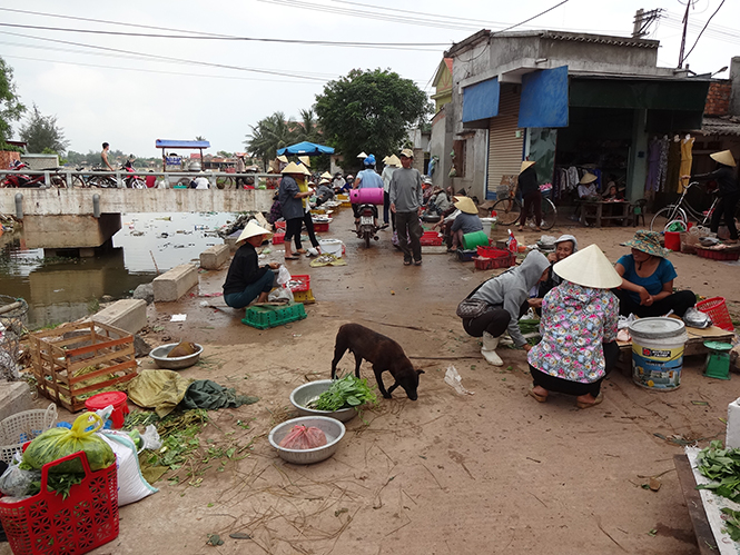 Cầu biến thành chợ...