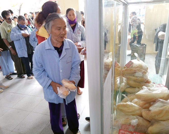 Mở tủ bánh mỳ miễn phí cho bệnh nhân nghèo
