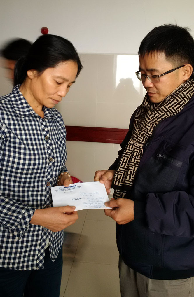 Trao tiền hỗ trợ cho gia đình chị Tô Thị Lựu