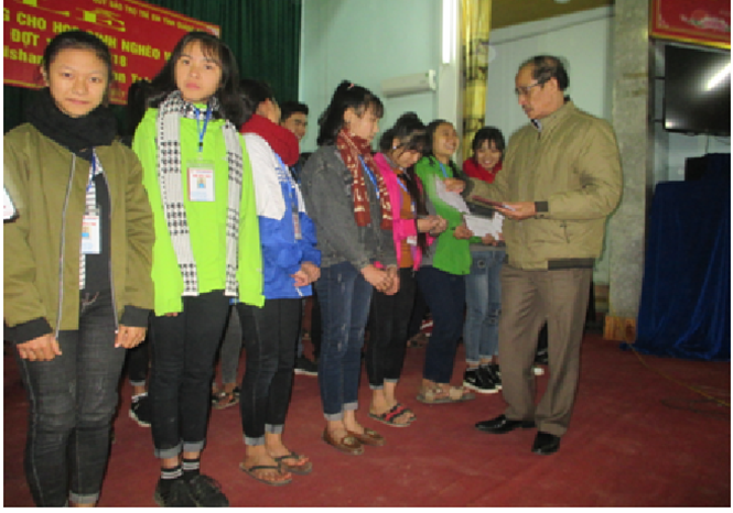 Trao học bổng cho học sinh, sinh viên có hoàn cảnh khó khăn