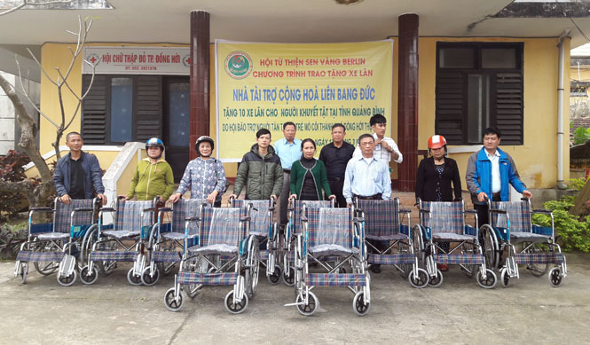 TP. Đồng Hới: Trao 10 xe lăn cho người khuyết tật