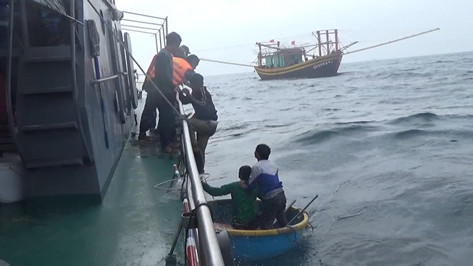 Bộ đội Biên phòng Quảng Bình: Kịp thời cứu 7 thuyền viên tàu QB 92147 TS bị đắm