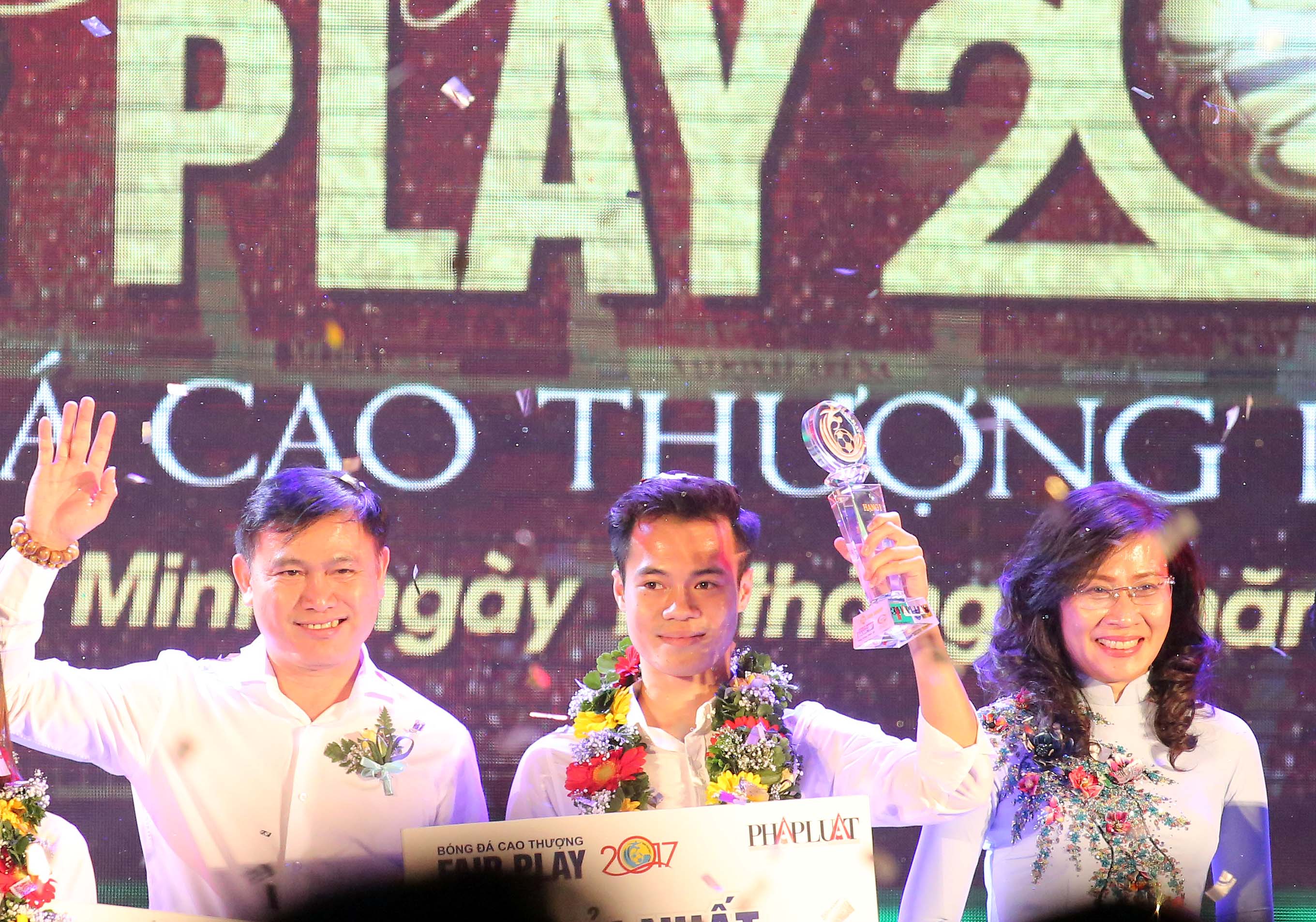 Văn Toàn tặng tiền giải thưởng Fair Play 2017 cho Thùy Trang