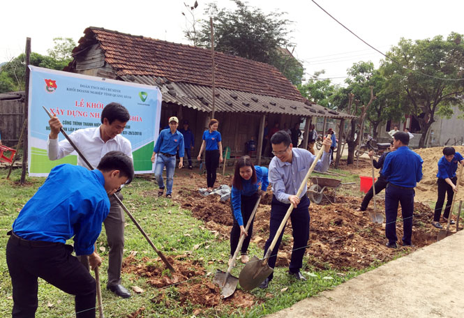 Khởi công xây dựng nhà tình nghĩa cho vợ liệt sĩ