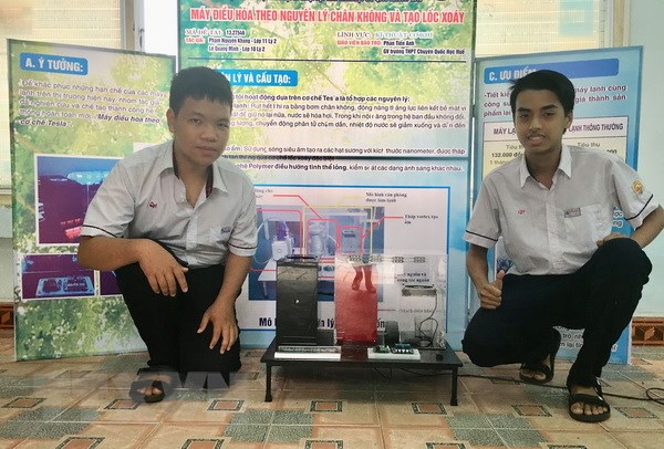Hai học sinh sáng chế máy điều hòa chân không từ vật liệu rẻ tiền