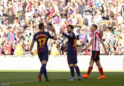 Messi lần đầu sút xa thành bàn, Barca thắng dễ Athletic Bilbao