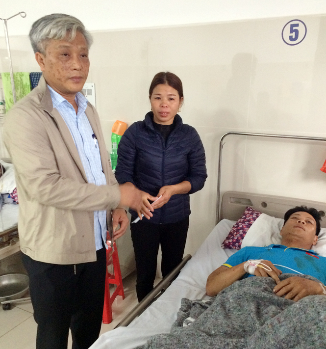 Ban ATGT huyện Bố Trạch thăm các nạn nhân trong vụ tai nạn sáng 20-3