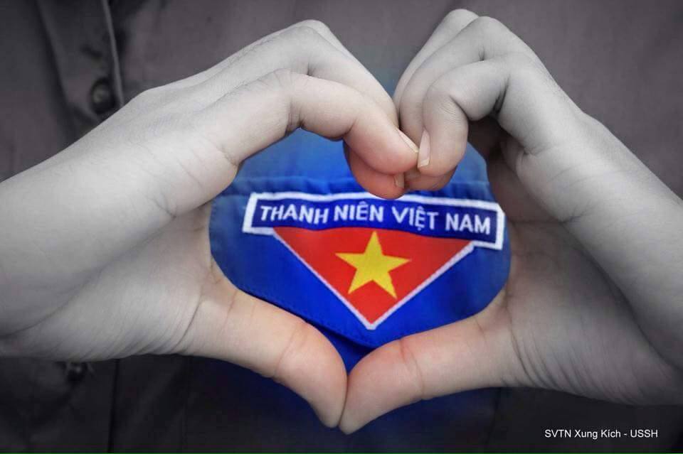 Màu áo tháng ba