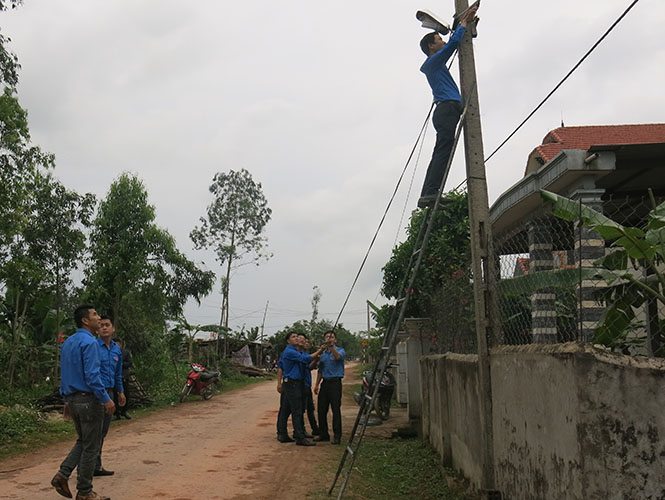 Bàn giao công trình thanh niên 'Thắp sáng đường quê'