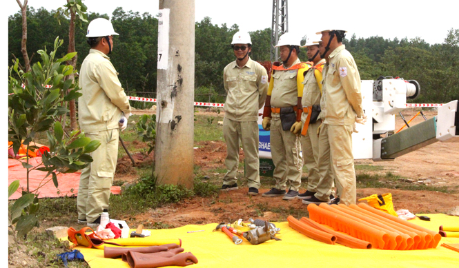 Triển khai công tác sửa chữa điện nóng lưới điện 22Kv