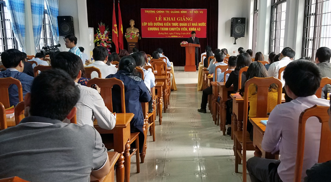 Khai giảng lớp bồi dưỡng kiến thức quản lý Nhà nước chương trình chuyên viên