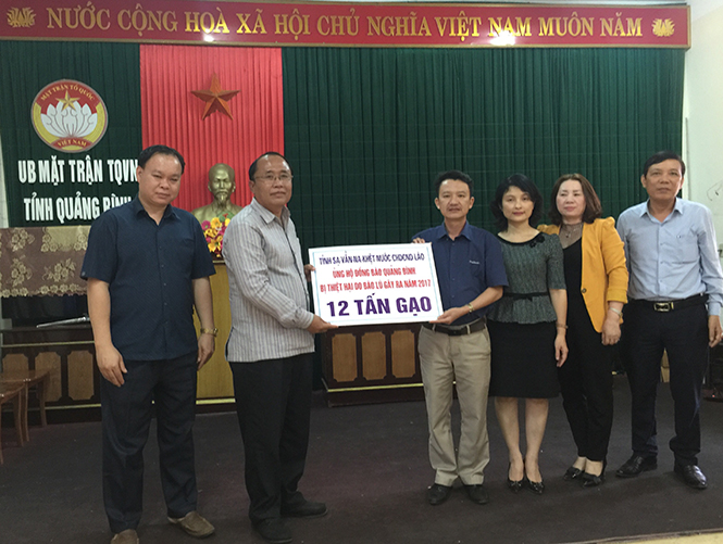 Tỉnh Savannakhet hỗ trợ Quảng Bình 12 tấn gạo khắc phục thiên tai