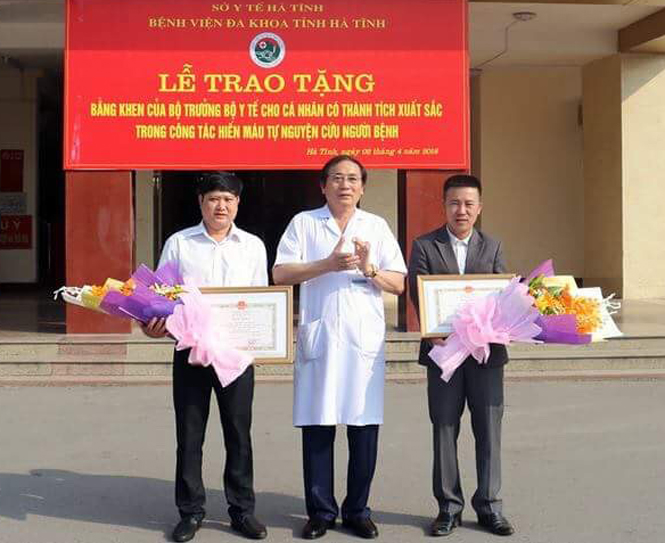 Bộ Y tế tặng bằng khen cho hai cá nhân 'Vượt đường xa trong đêm hiến máu cực hiếm cứu người'