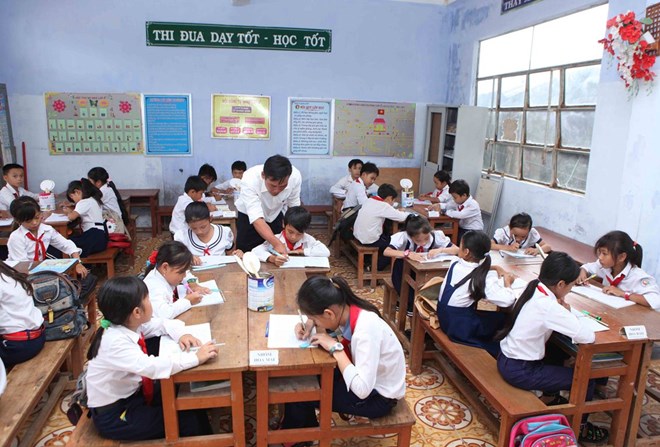 Bắt học sinh uống nước lau bảng: Vi phạm nghiêm trọng đạo đức nhà giáo