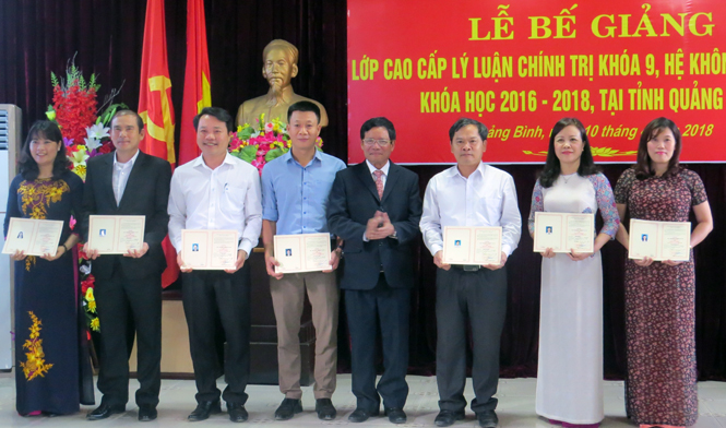 Bế giảng lớp Cao cấp lý luận Chính trị K9, khóa học 2016-2018