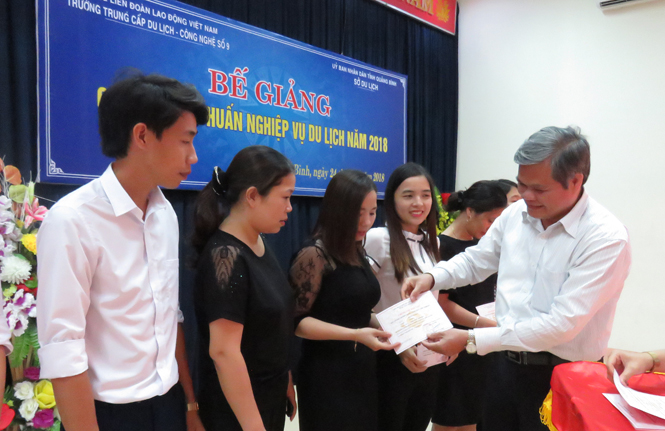 156 học viên được cấp chứng chỉ nghiệp vụ du lịch