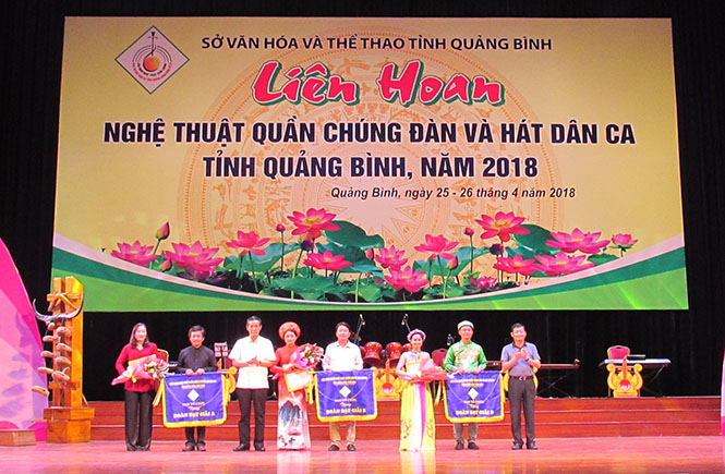 Công diễn và trao giải Liên hoan nghệ thuật quần chúng đàn và hát dân ca