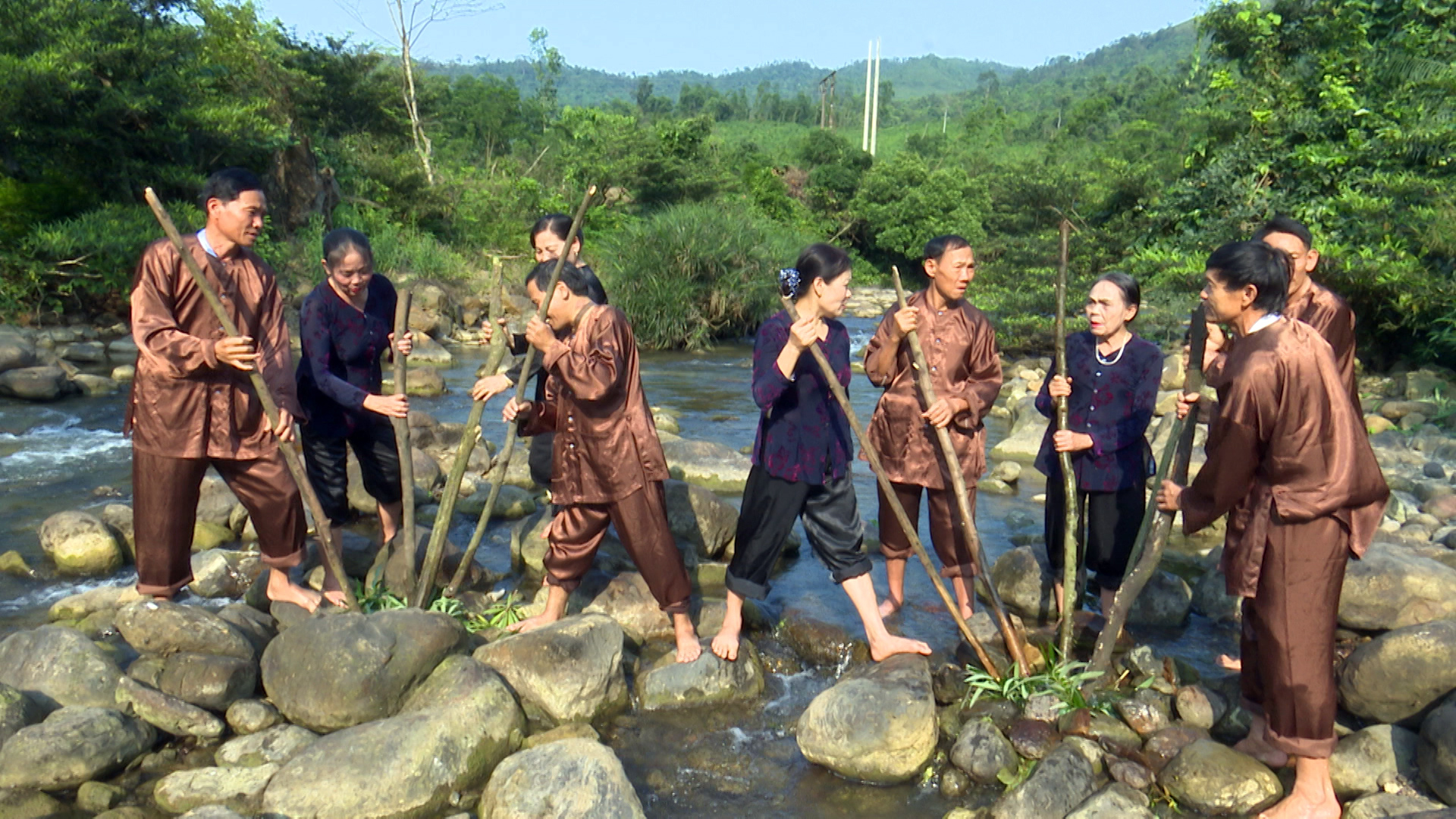 "Thà rằng đau ốm mà nằm, không ai nỡ bỏ chợ Rằm tháng ba…"