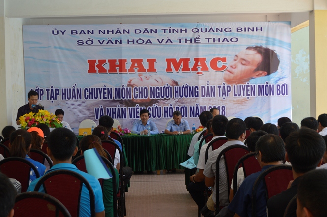 100 học viên tham gia tập huấn bơi lội, cứu hộ đuối nước