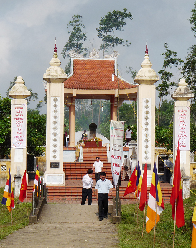 Thăm mộ Nguyễn Hữu Cảnh