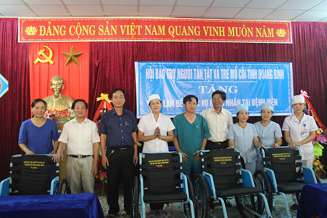 Tặng xe lăn cho Bệnh viện đa khoa Lệ Thủy