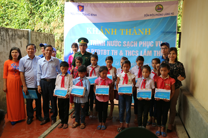 Trao hệ thống dẫn nước sạch cho Trường phổ thông dân tộc bán trú tiểu Học và THCS Lâm Thủy