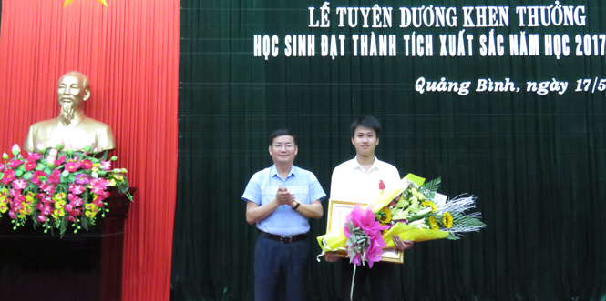 Tuyên dương khen thưởng học sinh đạt thành tích xuất sắc năm học 2017-2018