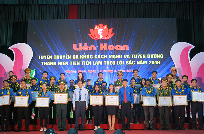 Liên hoan tuyên truyền ca khúc cách mạng và tuyên dương thanh niên tiên tiến làm theo lời Bác