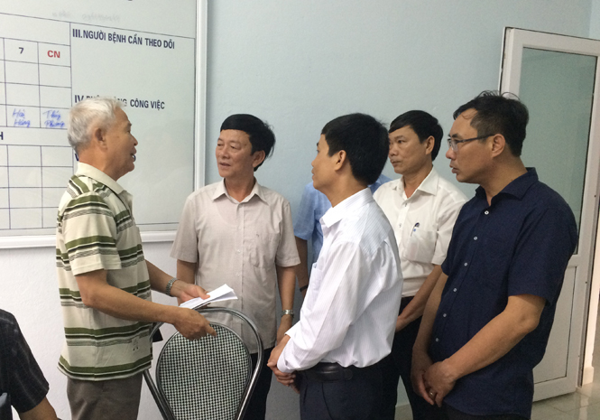 Lãnh đạo huyện Bố Trạch thăm gia đình các du khách tử nạn và bị thương