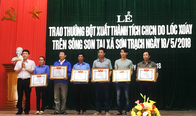 Huyện Bố Trạch: Khen thưởng các cá nhân có thành tích trong cứu hộ, cứu nạn