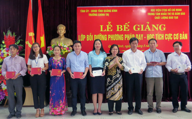 Bế giảng lớp bồi dưỡng phương pháp dạy-học tích cực cơ bản