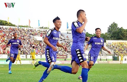 Tiền đạo U20 Việt Nam lập poker, B.Bình Dương chiếm ngôi nhì V-League