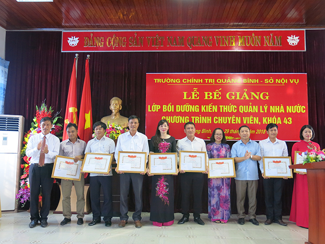 Bế giảng lớp bồi dưỡng kiến thức quản lý Nhà nước chương trình chuyên viên khóa 43