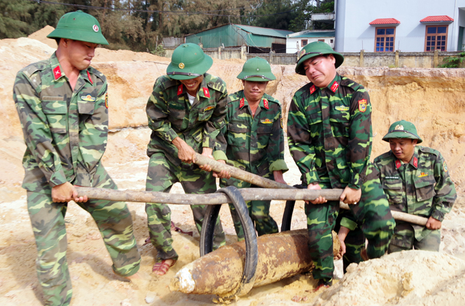 Xử lý, vận chuyển quả bom loại 500LBS về địa điểm an toàn