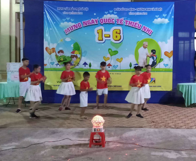 Trẻ em ở Trung tâm Bảo trợ xã hội vui Ngày Quốc tế Thiếu nhi