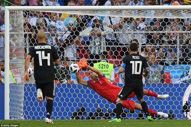 Messi sút hỏng penalty, tuyển Argentina chia điểm trước Iceland