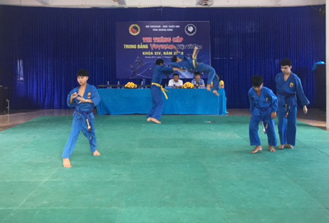 50 môn sinh thi thăng cấp trung đẳng Vovinam