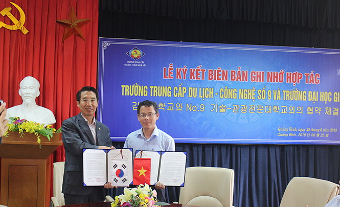 Ký kết biên bản hợp tác giữa trường Trung cấp Du lịch - Công nghệ số 9 với Trường đại học Gimhae