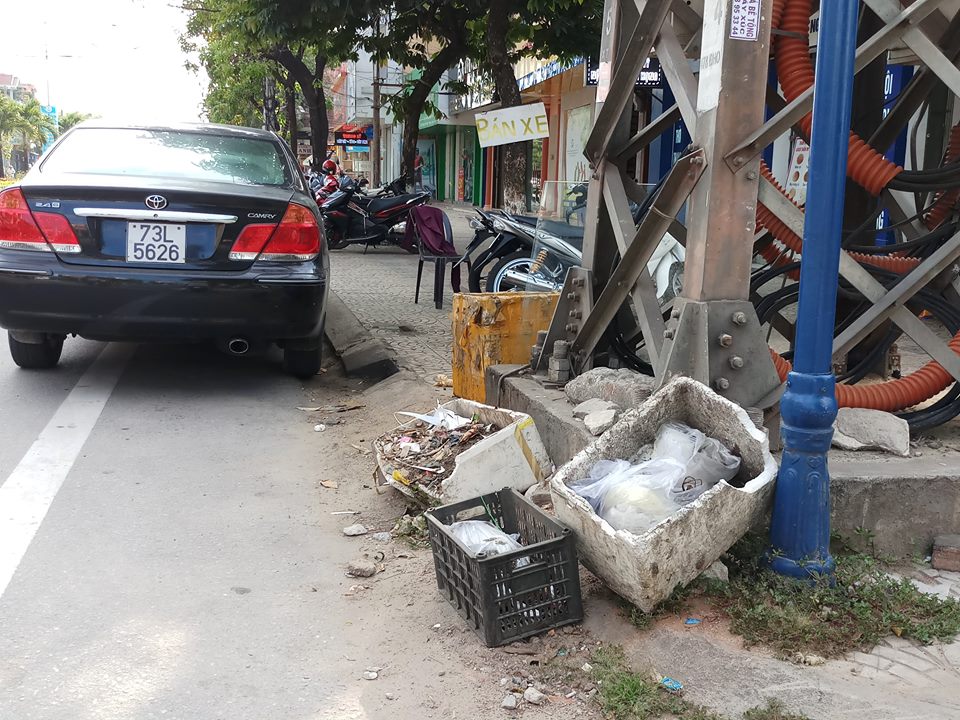 Có thùng rác, vẫn bừa bãi rác!