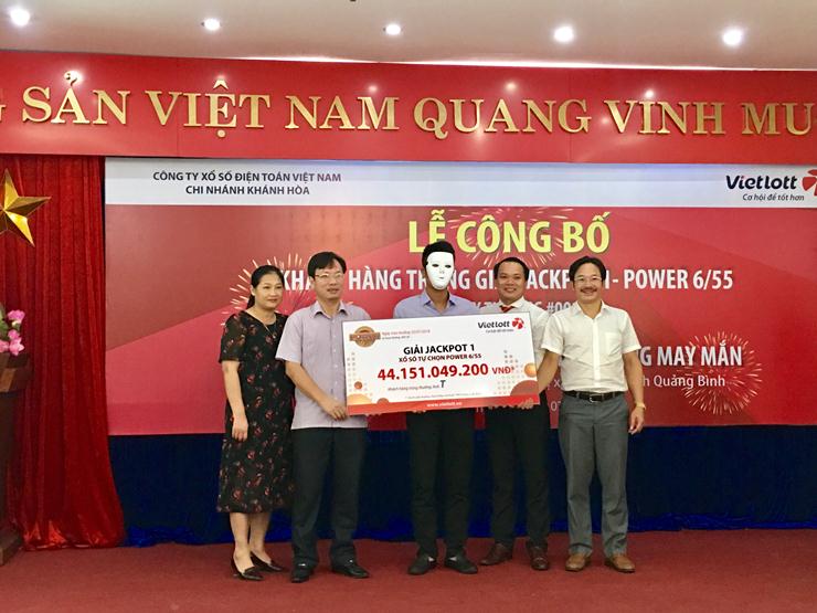Người trúng vé số Vietlott 44 tỷ đồng dành tặng 500 phần quà làm từ thiện