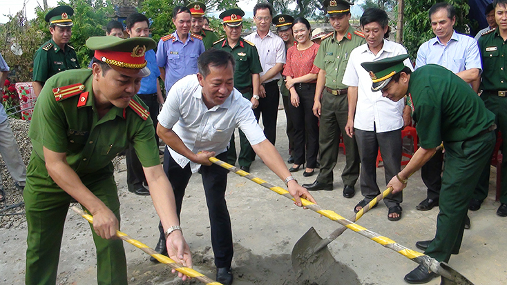 Khối thi đua các ngành nội chính tỉnh khởi công xây dựng nhà tình nghĩa