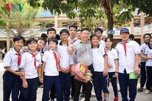 Đừng chọn cách sống thay con