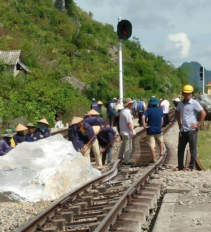 Đá lớn rơi gây hư hại đường sắt Bắc - Nam