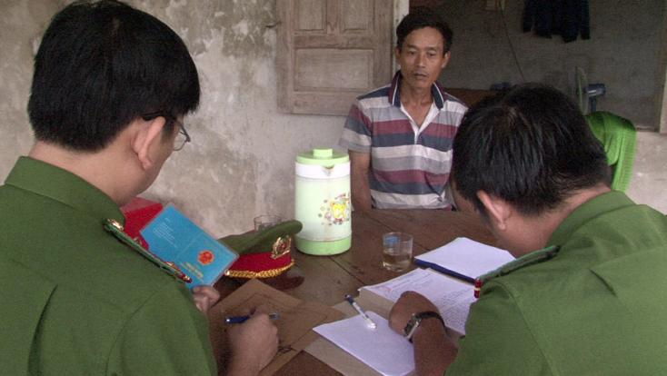 Bắt 4 thuyền khai thác cát trái phép trên sông Gianh
