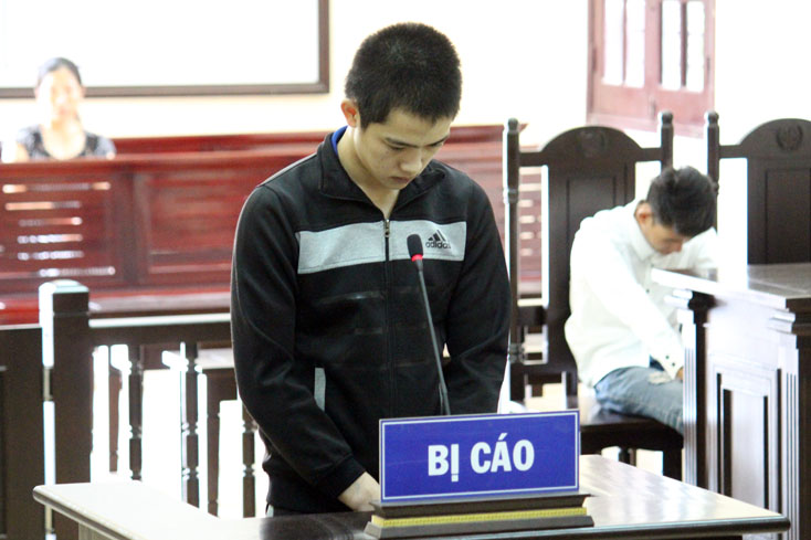 Phạm tội "Hiếp dâm trẻ em" lãnh án 12 năm tù