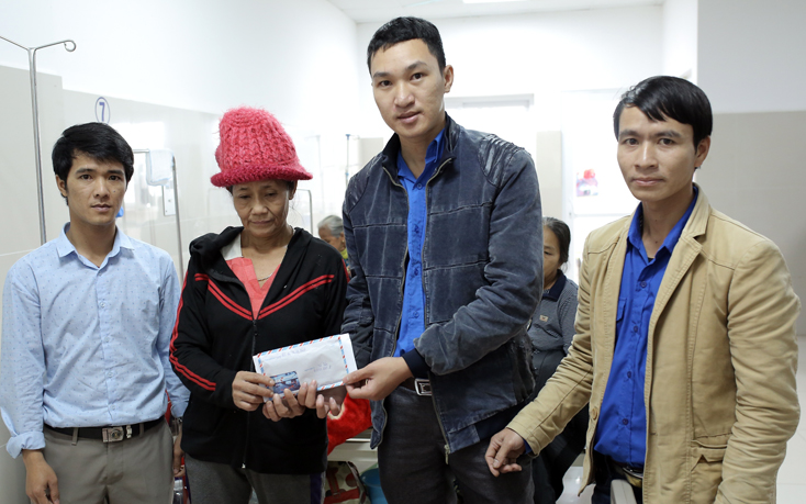 Tuổi trẻ Gia Ninh góp sức xây dựng nông thôn mới